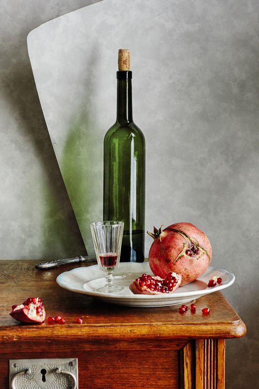 Фруктовый, натюрморт, зеленый, бутылка, красный, вино, созревший, гранат, деревянный, стол, серый, домашний, интерьер Зеленая бутылка и гранатphoto preview