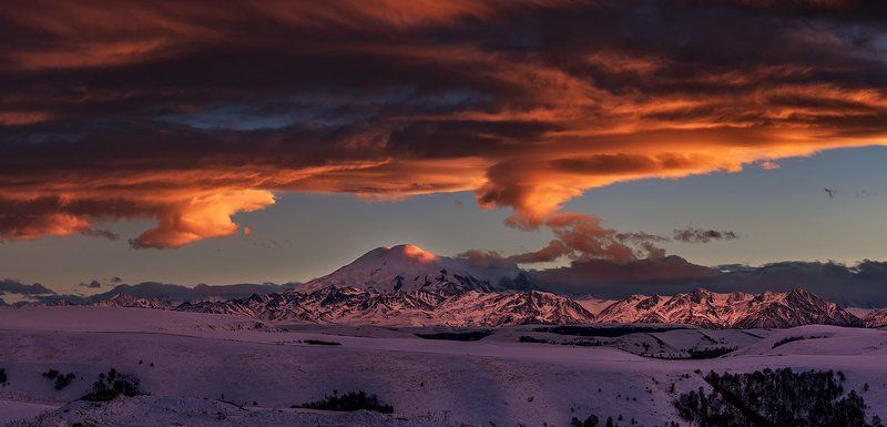 эльбрус, плато, гумбаши, зима, вечер, утро, рассвет, закат, пейзаж, небо, облака, горы, гора, путешествие, восхождение, камни, дорога, Закат над Эльбрусомphoto preview
