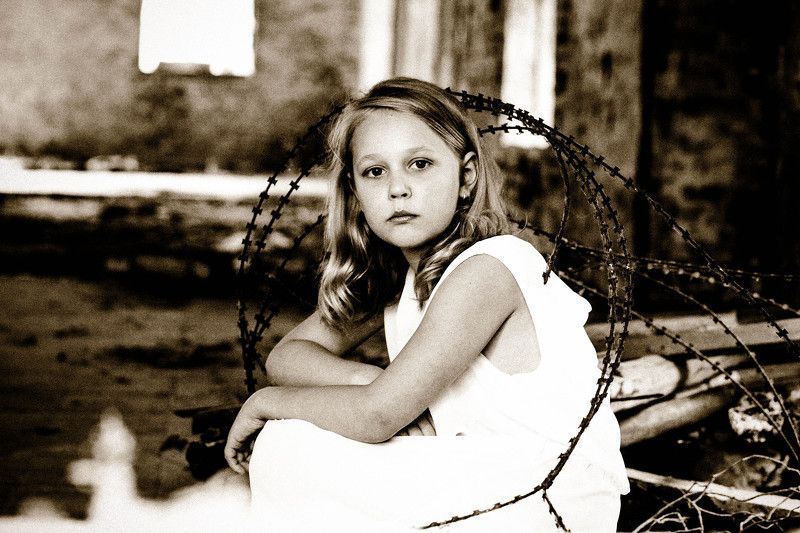#girl #silence #calm #fingers #longhair #hands #color #germany #lips #sunlight #beautiful #life #pain #wire #wariors #bunker #hiden Darknessphoto preview