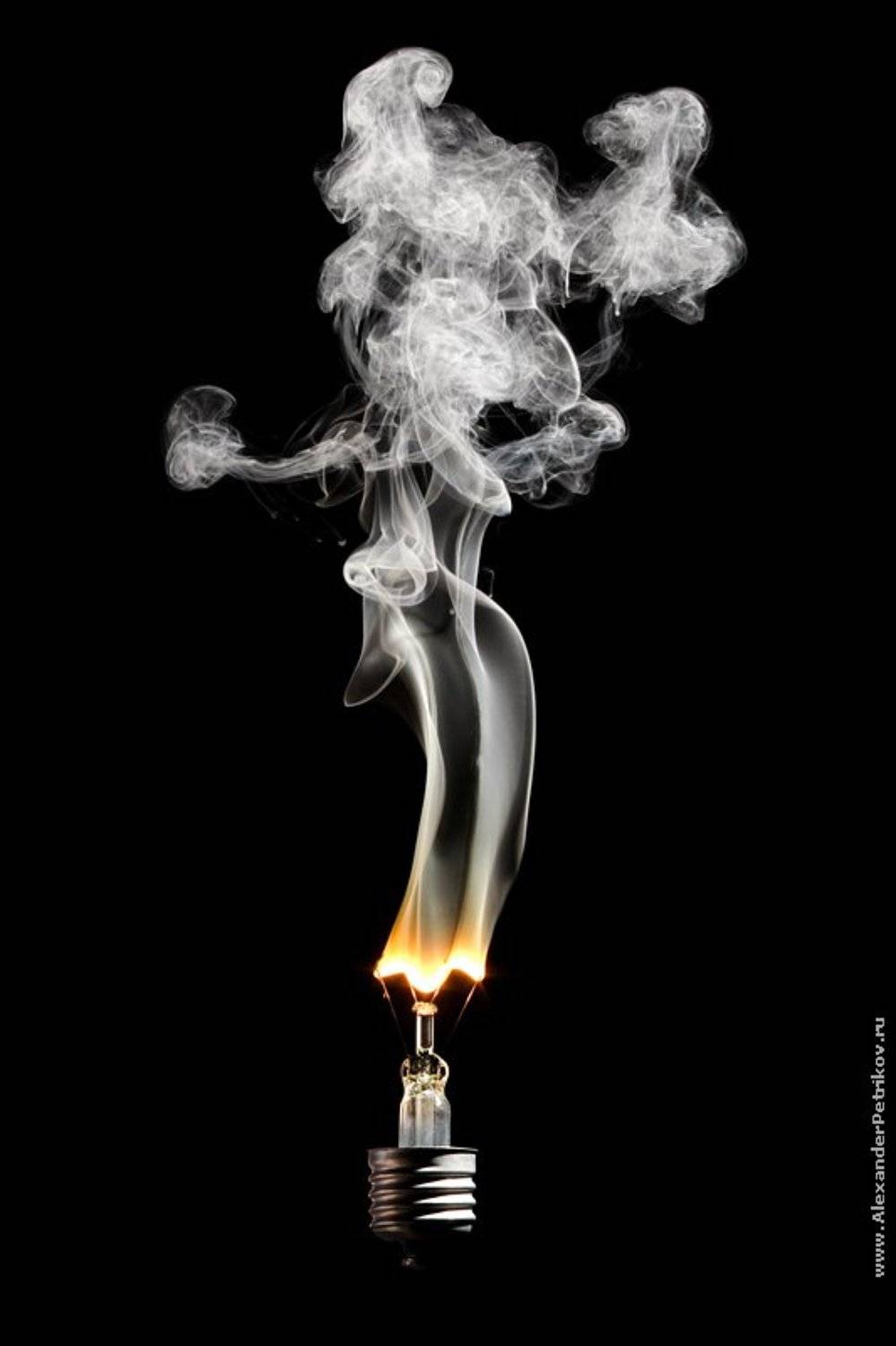 из серии "100W" или Как перегорают лампочки IV. Автор: Александр Петриков лампочки, дым, 100, ватт, цоколь, Александр Петриков