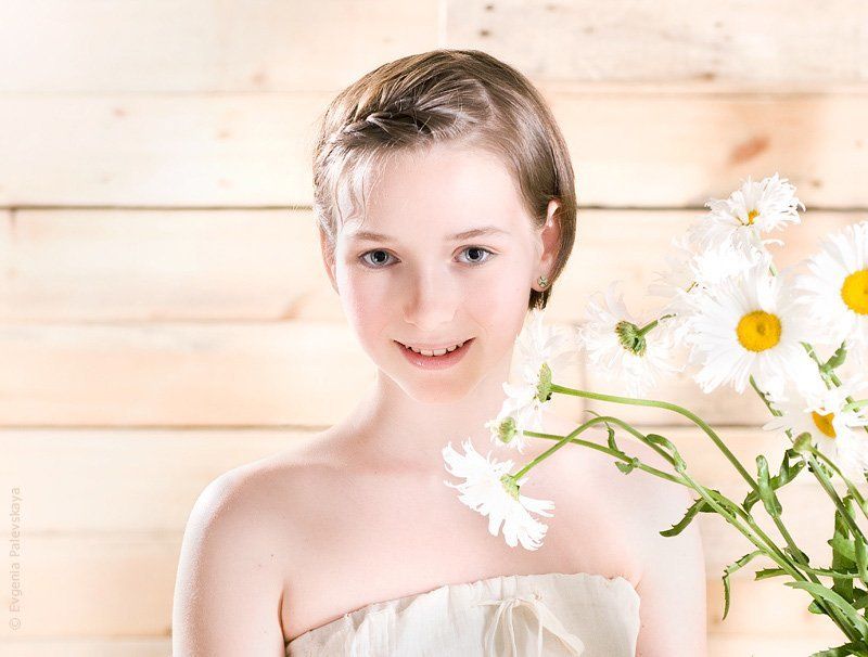 Girl with ox-eye daisyphoto preview