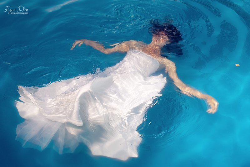 что, такое, брак?, ..., год, спустя..., невеста., свадебное, платье., вода., бассейн. что такое брак... год спустя... погрузиться с головойphoto preview