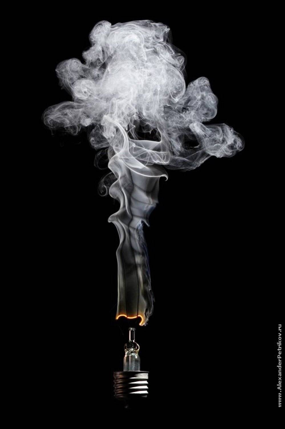 из серии "100W" или Как перегорают лампочки V. Автор: Александр Петриков лампочки, дым, 100, ватт, цоколь, Александр Петриков
