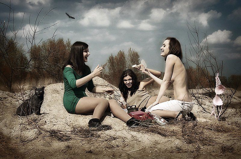 на привале,девушки,кот .....на привалеphoto preview