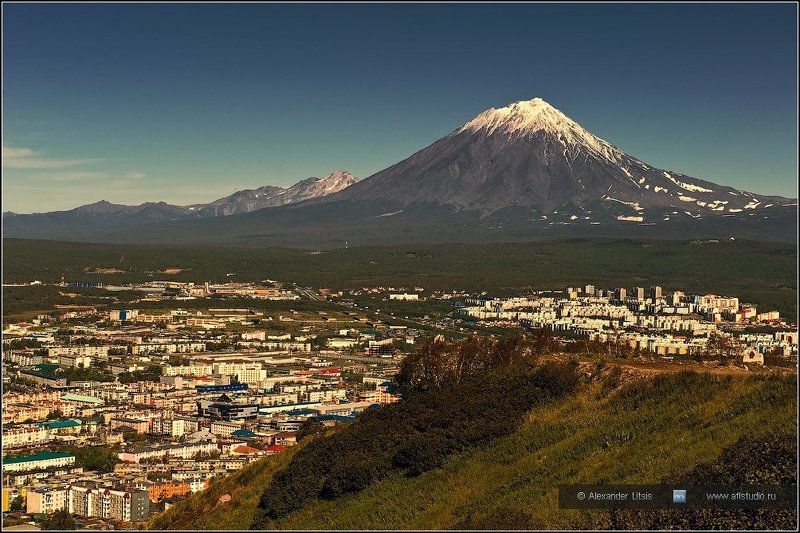 Камчатка, вулкан, город, горы Над городом IIphoto preview