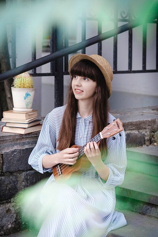 портрет девушка укулеле лето portrait art girl summer ukulele Елизаветтаphoto preview
