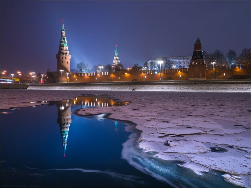 россия, москва, город, столица, зима, кремль, водовзводная, башня, река, лёд, снег, отражение, ночь Россия. Москва. Водовзводная башня Кремля.photo preview
