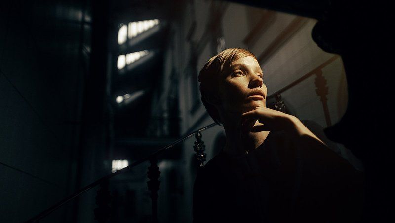 ретро веснушки девушка необычная интересная внешность вокзал желтый свет Юлия Лебедеваphoto preview