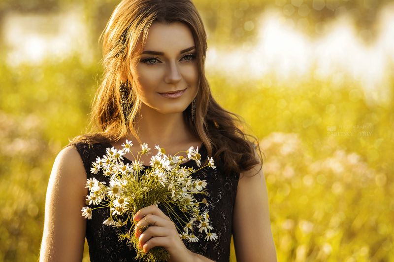 Девушка с ромашкамиphoto preview