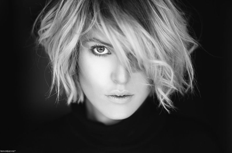 woman#sensual#portrait#mood#intensive#colours#softness#glamour#mystic#beautiful#face#intensive#cut#secretely# *Don´t you know but I can*photo preview