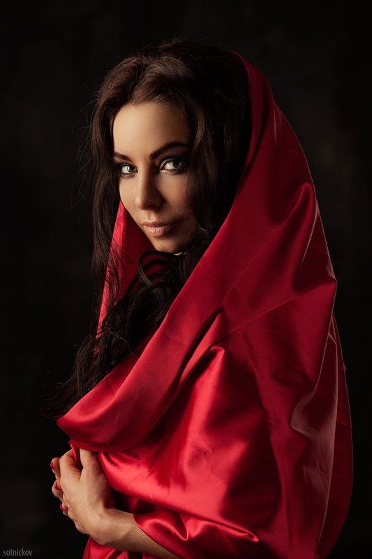 девушка, портрет, ткань, улыбка, брюнетка, взгляд, красный Горячая Испанияphoto preview