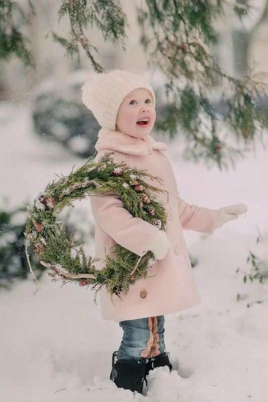 девочка, зима, снег, праздник, радость, праздник, рождество, свет, день, розовый,венок,композиция, погода,милый,ребенок ***photo preview