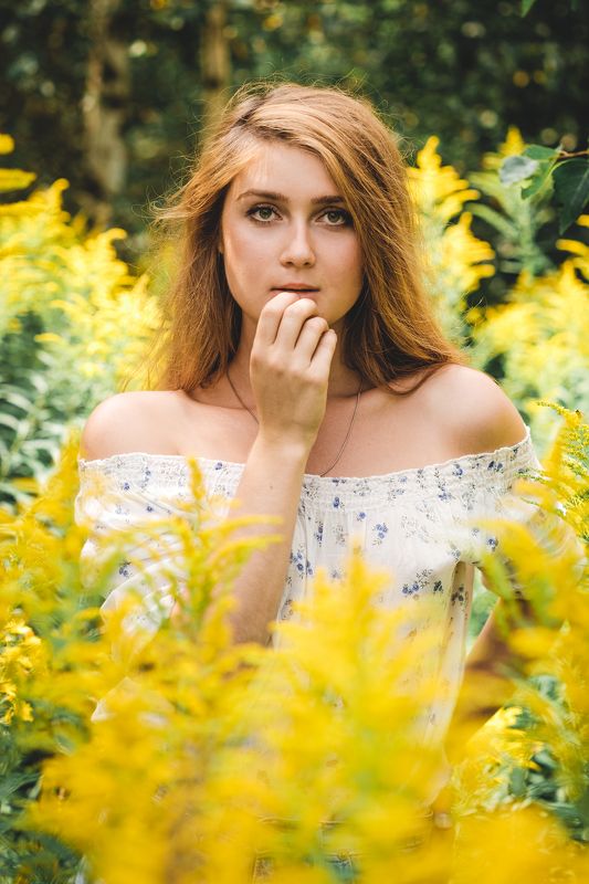 портрет девушка лето young female annromanovska portrait beautiful green yellow Среди цветовphoto preview