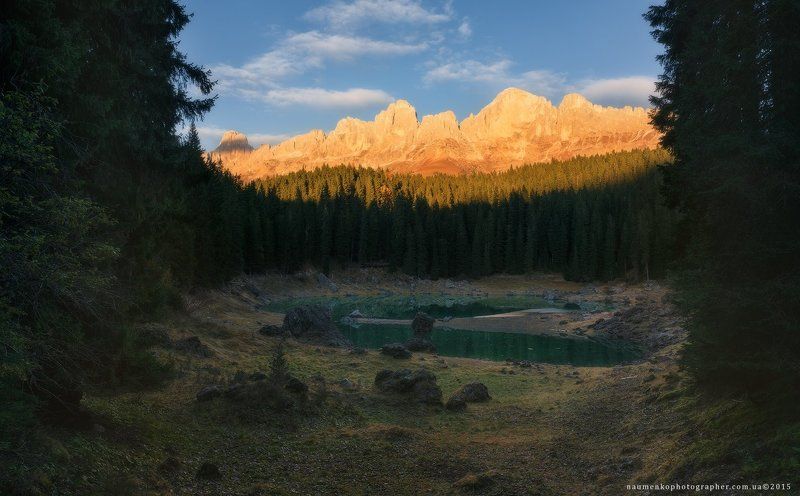 италия, озеро, karersee, carezza, горы, природа, доломиты, юг, лес, пейзаж, тироль, отражение, живописный, лето, красивый, туризм, синий, альпы, зеленый, вода, дерево, путешествия, адидже, небо, естественный, трентино, вид, европа, панорама, облака Италия. Доломиты. Вечер на озере Carezzaphoto preview