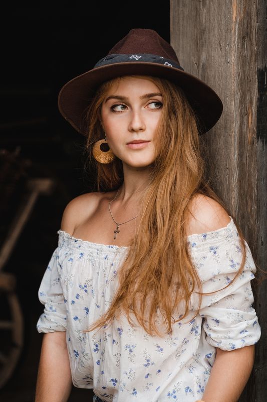 портрет девушка лето young female annromanovska portrait beautiful  Enigmatic lookphoto preview