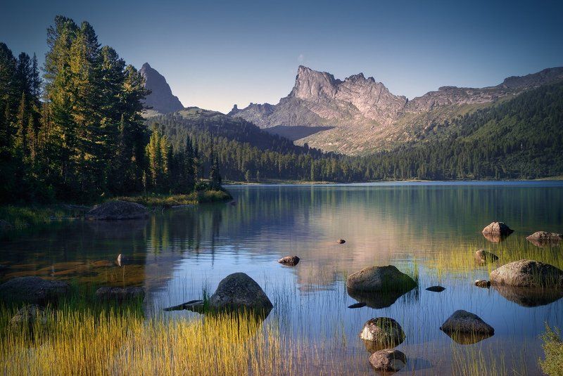 пейзаж, природа, озеро, горы, скалы, вершина, хребет, ергаки, саяны, красноярский край, вода, камни, осока, отражения, трава, высокий, большой, красивая Озеро Светлоеphoto preview