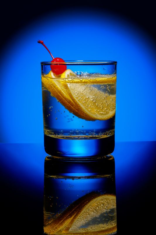 Коктель с лимоном и вишенкойphoto preview
