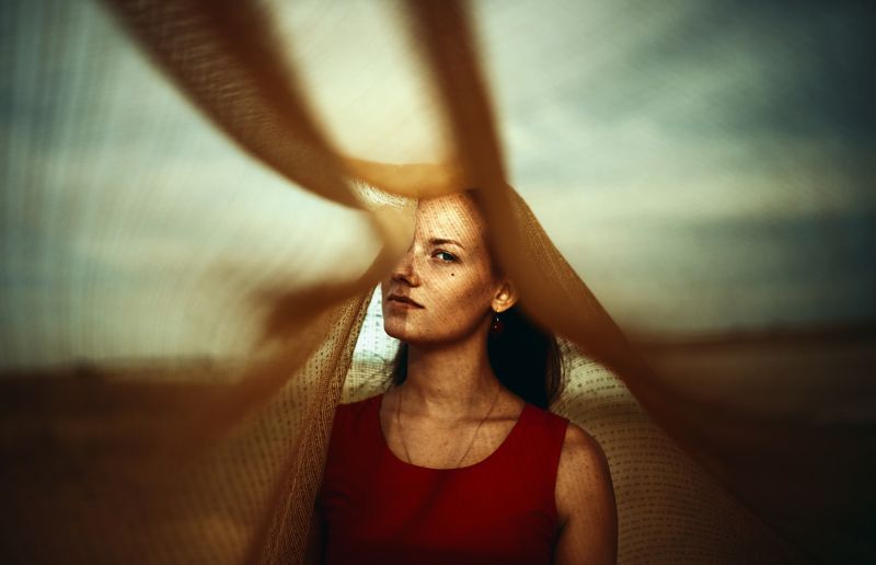 сетка, солнце, яркий свет, золотой свет, девушка, закат, портрет В сеть фото превью