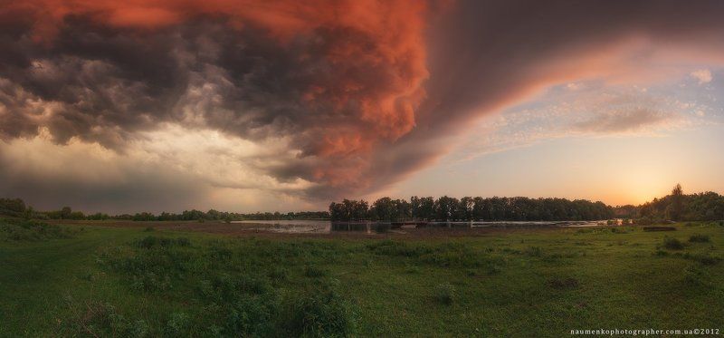 украина, десна, река, паром, черниговская, область, район, новгород, северский, дробышево, село, закат, солнце, небо, пейзаж, садится, закатное, вечернее, облака, густые, кусты, деревья, лес, растения, горизонт, лето, туризм,  зеленый, путешествие, трава Украина. Черниговская область. Перед грозой у реки Деснаphoto preview