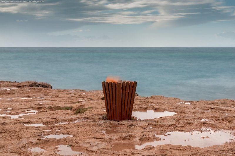 побережье, море, берег, небо, облака, кипр, огонь, лужи, синий, зеленый, красный, глина, песок, земля Пламя Гефеста - The flame of Hephaestusphoto preview
