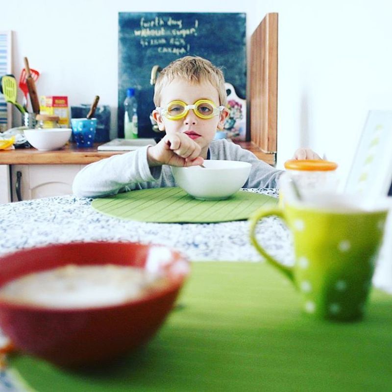 завтрак, очки, ребенок, каша, утро Веселый завтракphoto preview