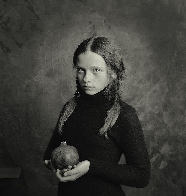 Портрет дівчини з гранатомphoto preview