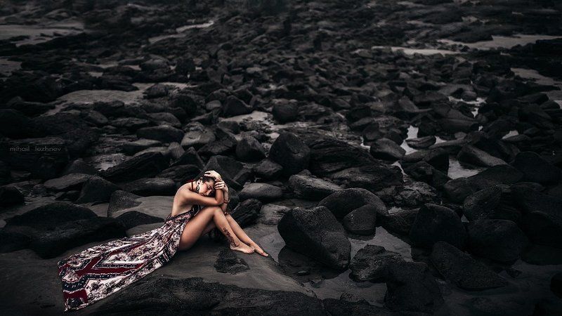 девушка скалы камни Каменный пленphoto preview