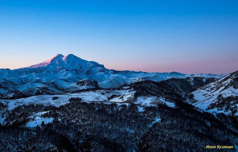 путешествие поход зима март февраль мороз восход рассвет долины снега склон зарево отблеск синь темнота лес приэльбрусье кисловодск минводы пятигорск горы пейзаж природа ландшафт, приэльбрусье бермамыт хасаут джилысу джилы-су фототур На границе ночи и дняphoto preview