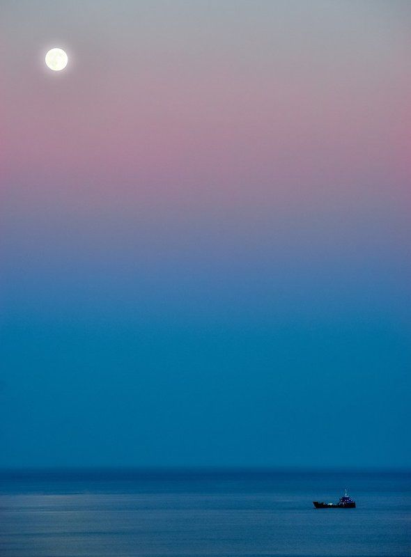 вечер, гамма, голубой, градиент, краски, розовый, луна, свет, цвет, небо, пароход, пейзаж, морское, море Под лунным светомphoto preview