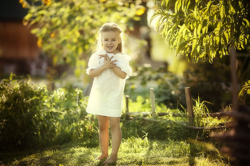 девочка, свет, лето, солнце в лучах солнцаphoto preview