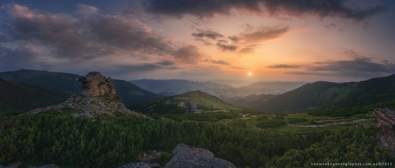 пейзаж, горы, природа, лес, небо, путешествия, красивый, лето, зеленый, украина, трава, дерево, фон, парк, естественный, луг, гора, сезон, красота, цвет, солнце, свет, свежий, карпатский, идиллический, карпаты, карпатские, синий, туризм, вид, холм, время, Карпаты. Рассвет на Ушастом камнеphoto preview