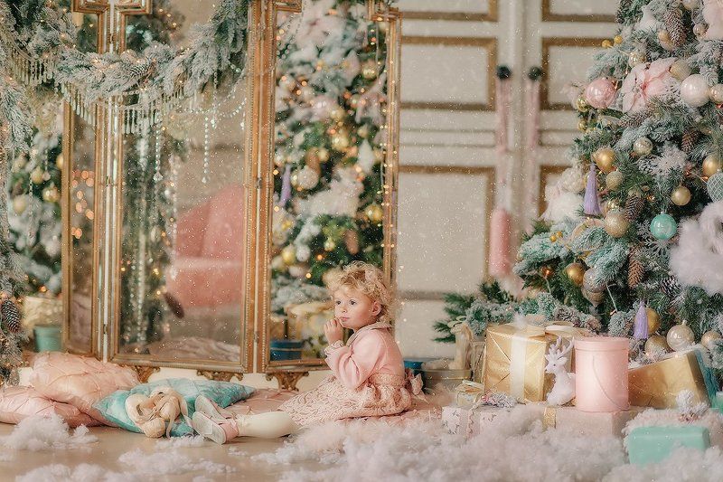 Праздник, Рождество, елка, хвоя, ребенок, настроение, девочка, сюрприз, подарок, игрушки, огни ***photo preview