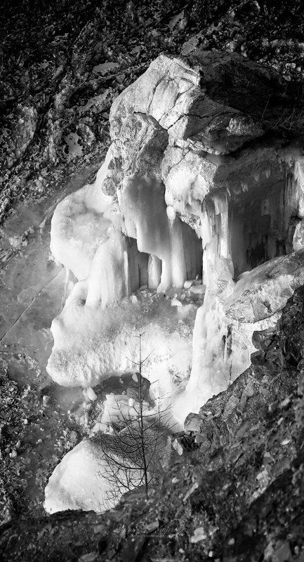 пейзаж, зима, байкал, лед, лёд, сосульки, сталактиты, baikal, winter, ice, icicles, пещера, ч/б, природа Пришелецphoto preview