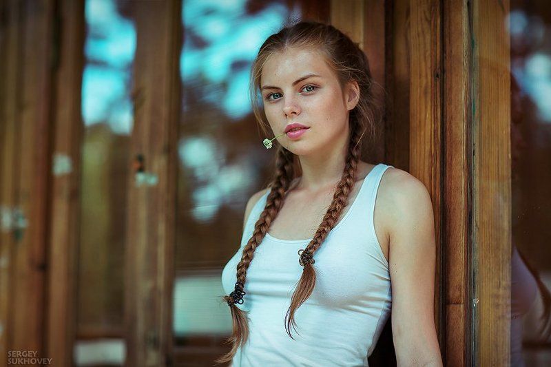 цветочек, девушка, маечка, взгляд Лизаphoto preview