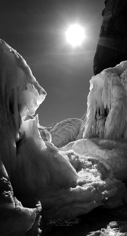 пейзаж, зима, байкал, лед, лёд, сосульки, сталактиты, baikal, winter, ice, icicles, пещера, ч/б, природа Холодное солнцеphoto preview