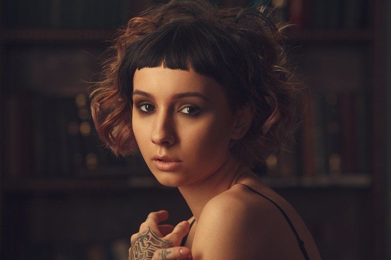 книги, девушка, тату, плечи, вечер,  книжный портретphoto preview