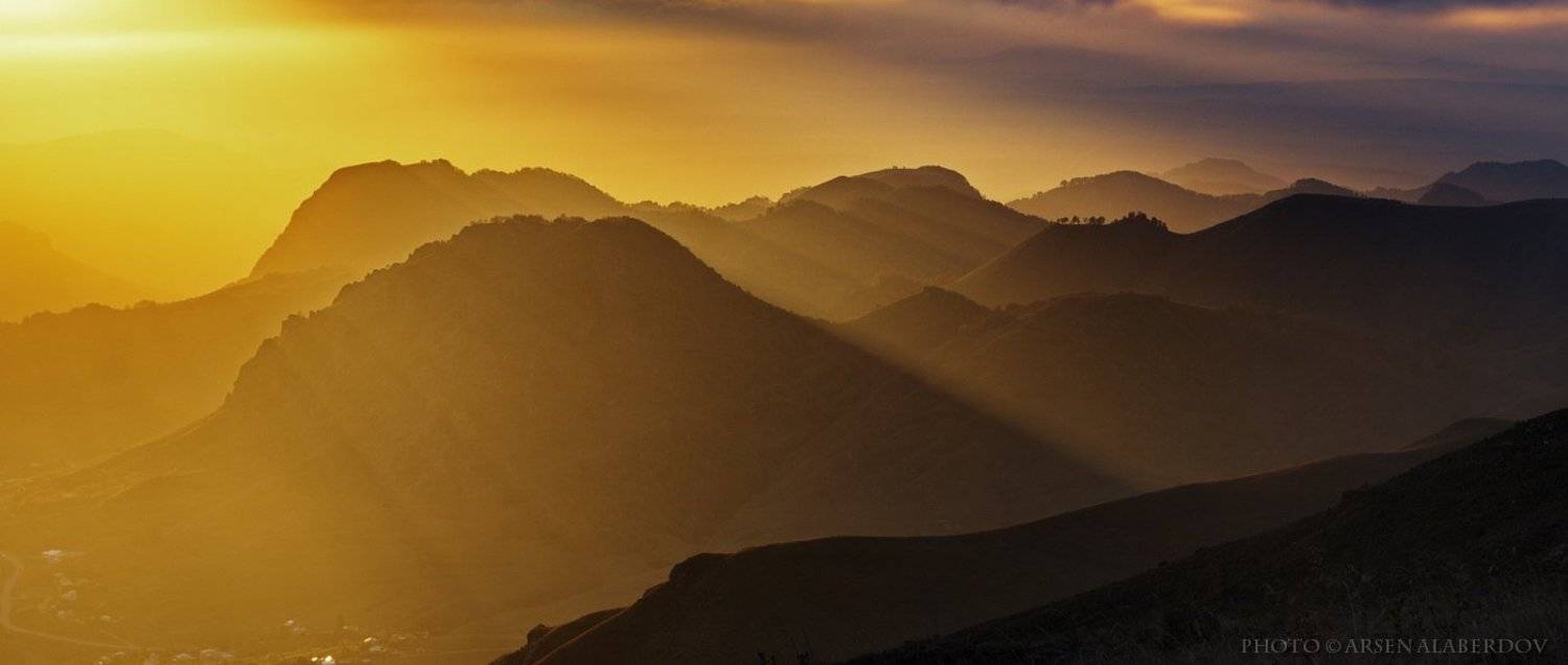 горы, предгорья, хребет, вершины, пики, снег, осень, зима, скалы, холмы, долина, облака, путешествия, туризм, карачаево-черкесия, кабардино-балкария, северный кавказз , закат, свет, лучи, Арсен Алабердов