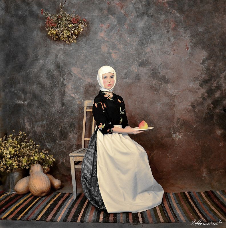 Портрет дівчини з грушеюphoto preview