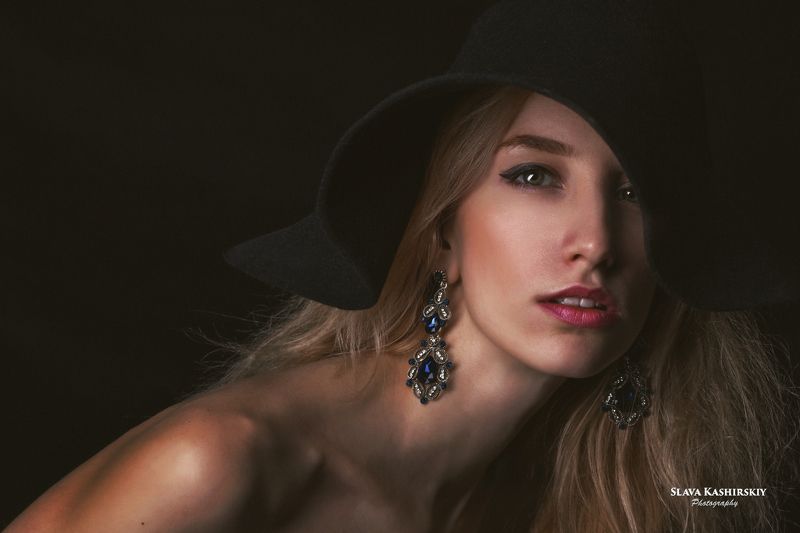 карина, портрет, шляпа, темный фон Каринаphoto preview