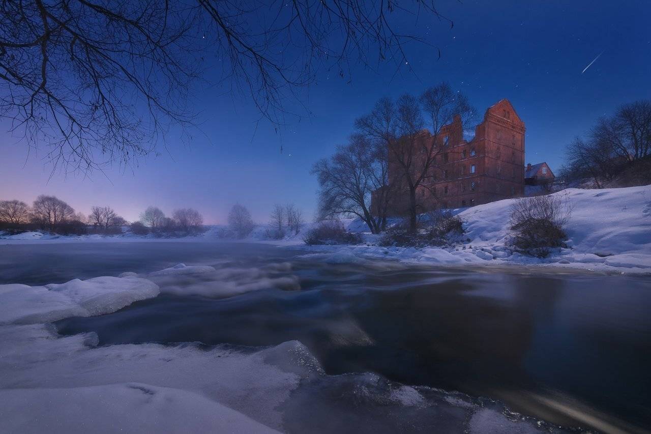 В свете луны. Автор: Жмак Евгений мельница, ночь, луна, пейзаж, небо, протва, река, зима, лед, вода, пейзажное фото, протвино, вода, пар, фототуры выходного дня, фотопоездки, Жмак Евгений