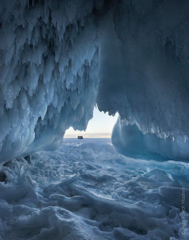 Байкал, грот, лёд, сосульки, зима Грот у мыса Саган-Хушунphoto preview