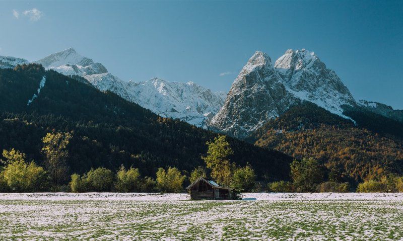 горы; домик; лес Жизнь среди горphoto preview