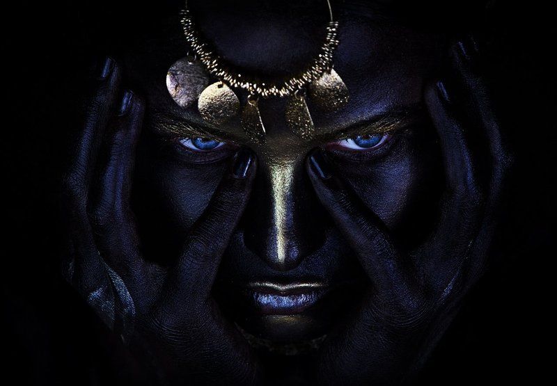 люди, девушка, война, воин, портрет, грим, визаж, бодиарт, фейс, лицо, руки, черный, макияж, золото, серебро, цвет, студия, крупный план, глаза, взгляд, украшения, мысли ветер нагваляphoto preview