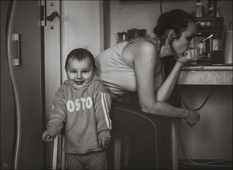 Уставшая мать - счастливый ребёнок.photo preview