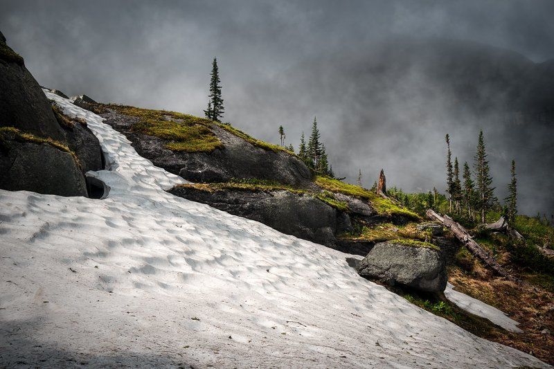 природа, пейзаж, горы, камни, снег, тает, скалы, холодный, высокий, большой, ергаки, саяны, сибирь, красноярский край, туман, облако, непогода Снежникphoto preview