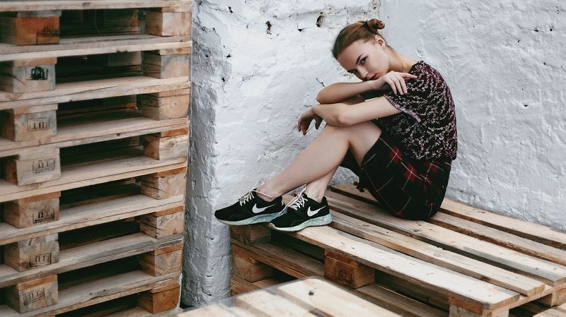 Костёр в прихожей трещит и пахнет елью.photo preview