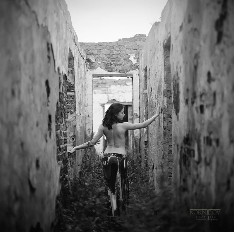 девушка, руины, северные, земли, дмитрий, корнилов, плёнка, 6х6, средний, формат, киев, 88 ###photo preview