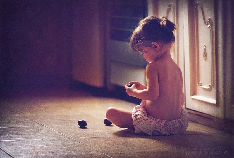 Девочка со сливамиphoto preview