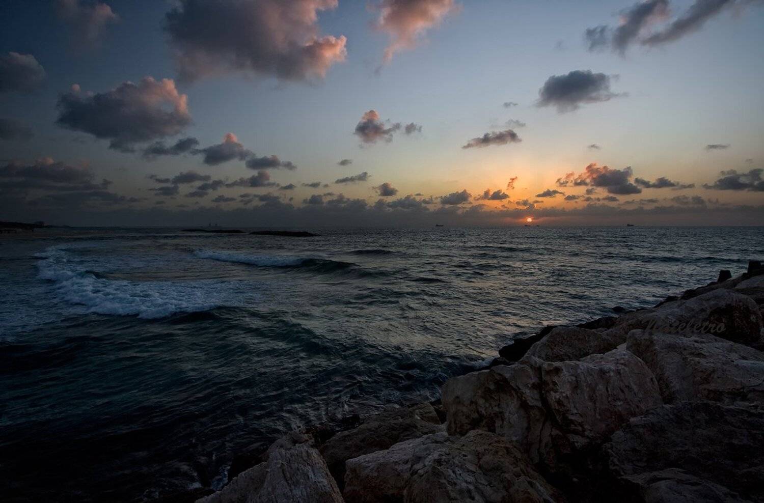 След мой волною смоет, а я на берег с утра приду опять. Море, ты слышишь море, твоим матросом хочу я стать.... Автор: Nateletro израиль, ашкелон, средиземное море, Nateletro