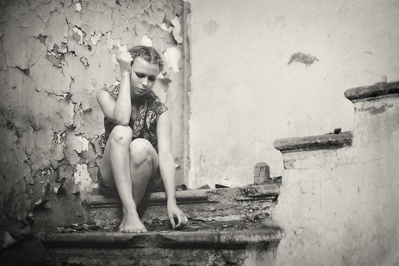 дом, женщина, история, портрет, развалины, старость, стена, ступени, трещина, штукатурка, dyadyavasya На ступенях старого домаphoto preview